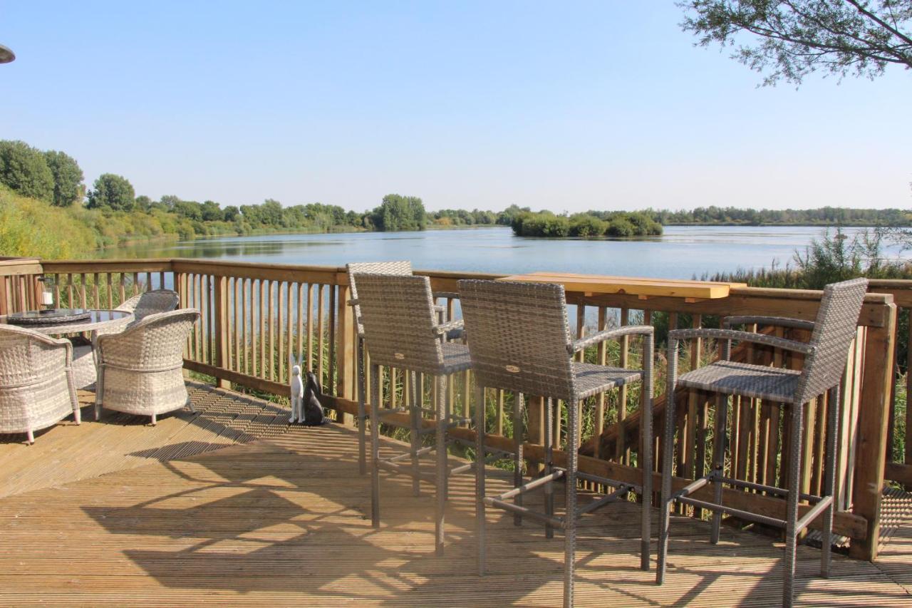Coot Cottage - Holiday House With Fantastic Lake Views Somerford Keynes Екстер'єр фото