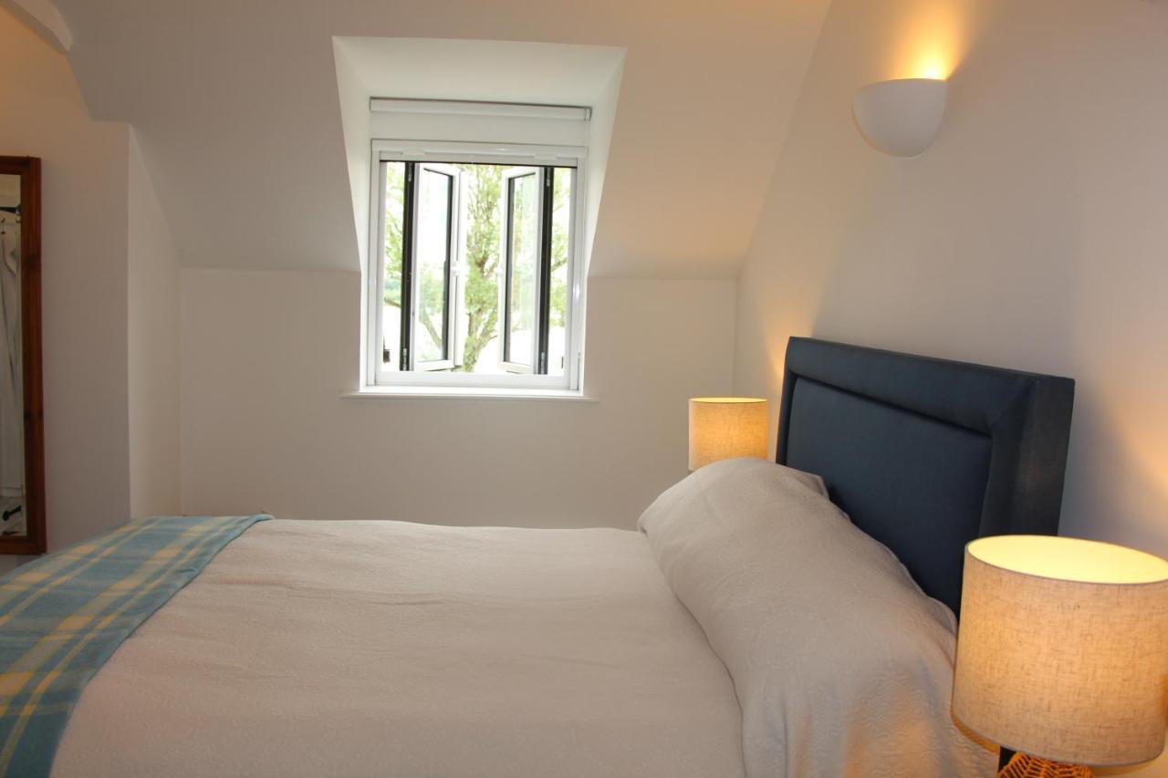 Coot Cottage - Holiday House With Fantastic Lake Views Somerford Keynes Екстер'єр фото